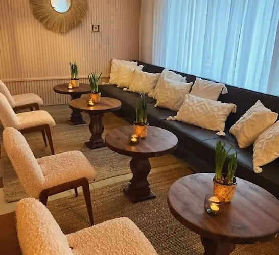Johnny Apartment